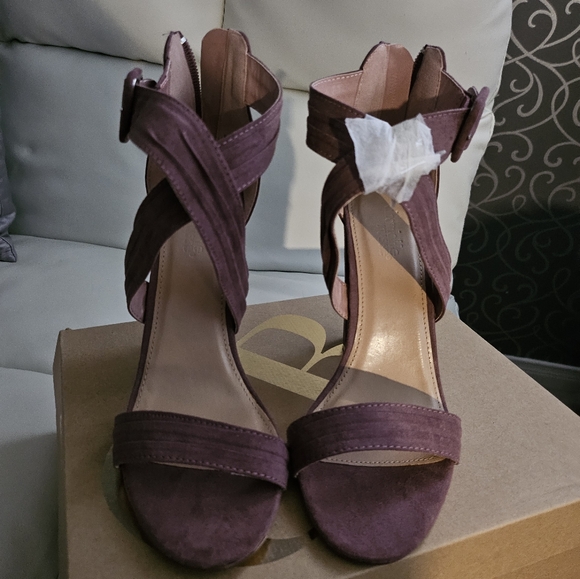 Charlotte Russe Brand New  Dark Rose Plum Block Heel Sandals Size 7 - Picture 2 of 5